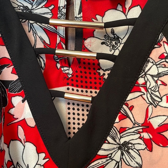 Thalia Sodi faux wrap sleeveless halter to with geometric floral print - Picture 5 of 8